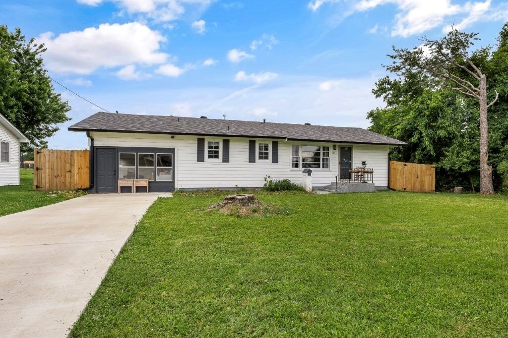 Property Photo:  1606 W Cypress Street  AR 72758 