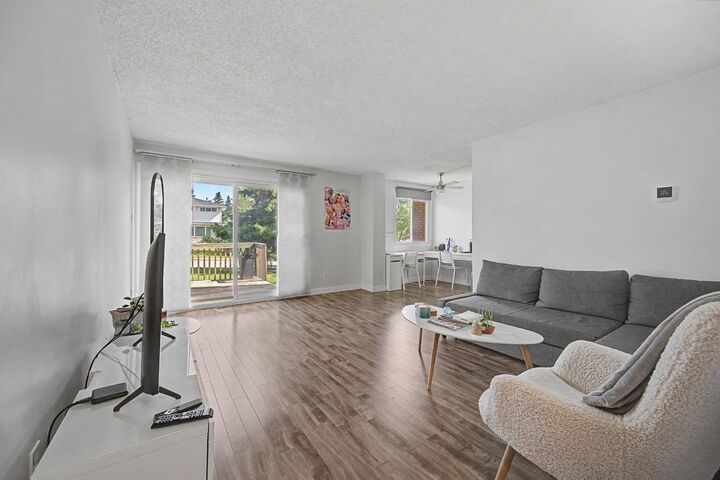 Property Photo:  4405 33 Avenue SW  AB T3E 0Y4 