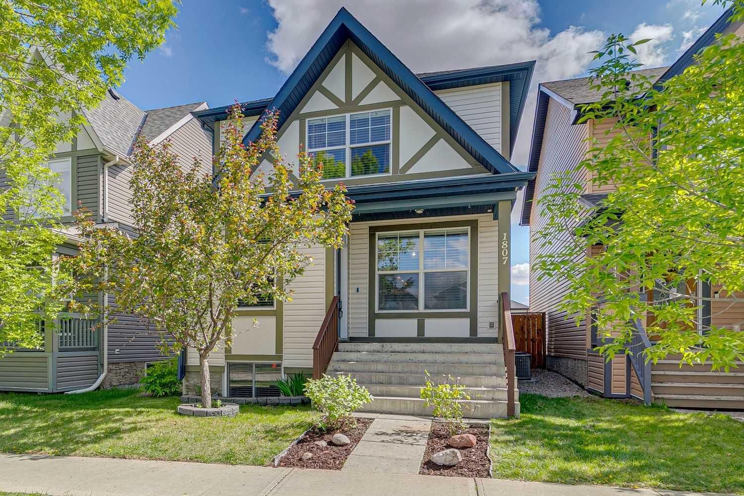 Property Photo:  1807 New Brighton Drive SE  AB T2Z 0J7 