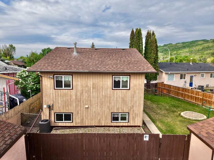 Property Photo:  9805 75 Avenue  AB T8S 1B5 