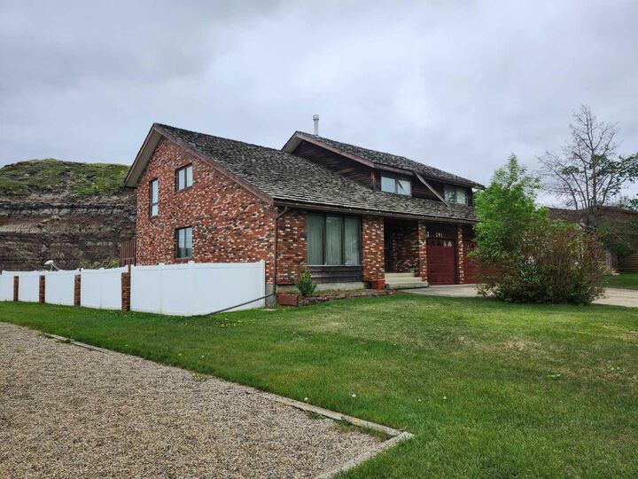 Property Photo:  201 Huntington Park  AB T0J 0Y6 