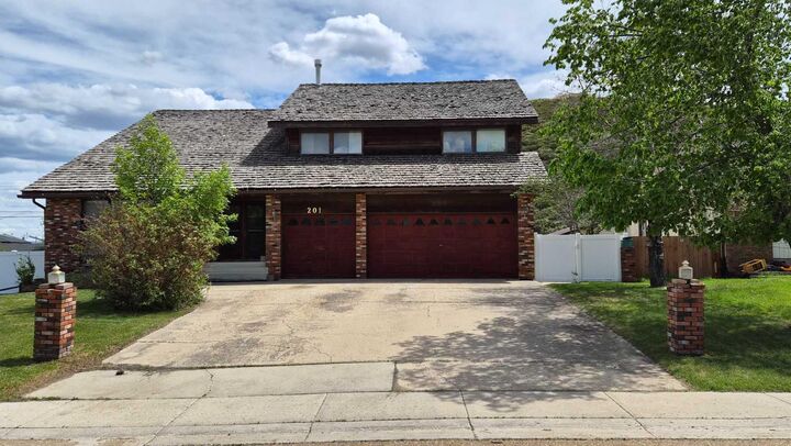 Property Photo:  201 Huntington Park  AB T0J 0Y6 