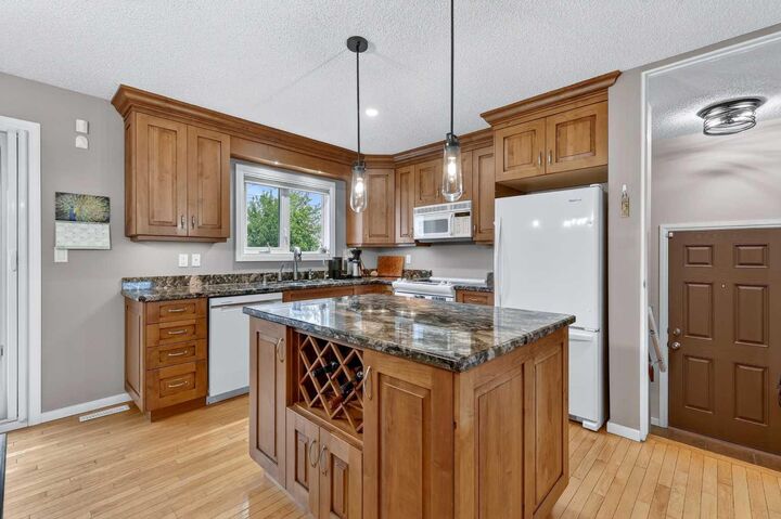 Property Photo:  10640 Oakmoor Way SW  AB T2W 2H8 