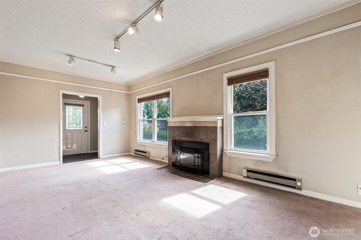 Property Photo:  7841  12th Avenue NE Upper  WA 98115 