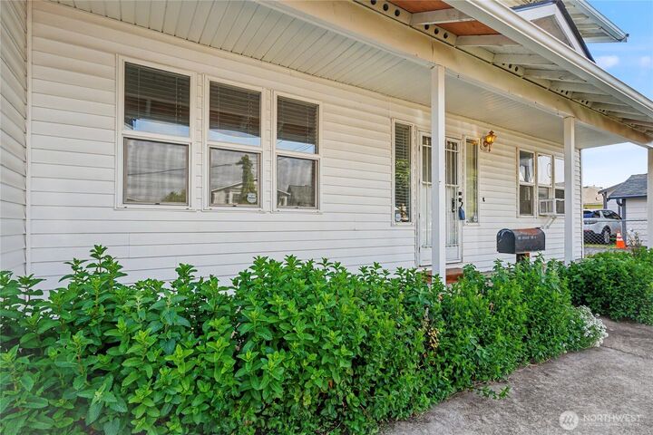 Property Photo:  314  Factory Avenue N  WA 98057 