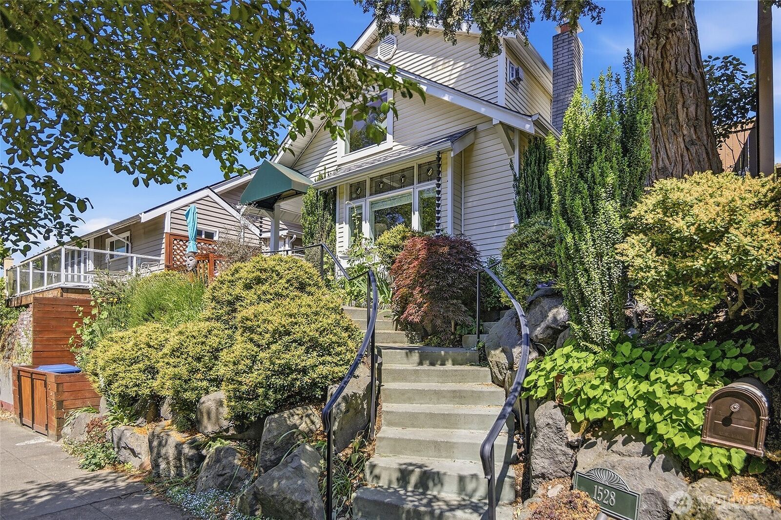 Property Photo:  1528  1st Avenue W  WA 98119 