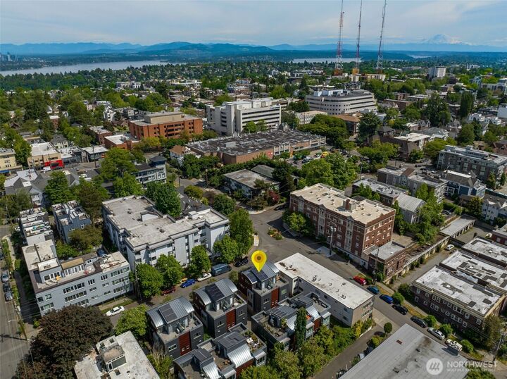 Property Photo:  307  14th Avenue E B  WA 98112 