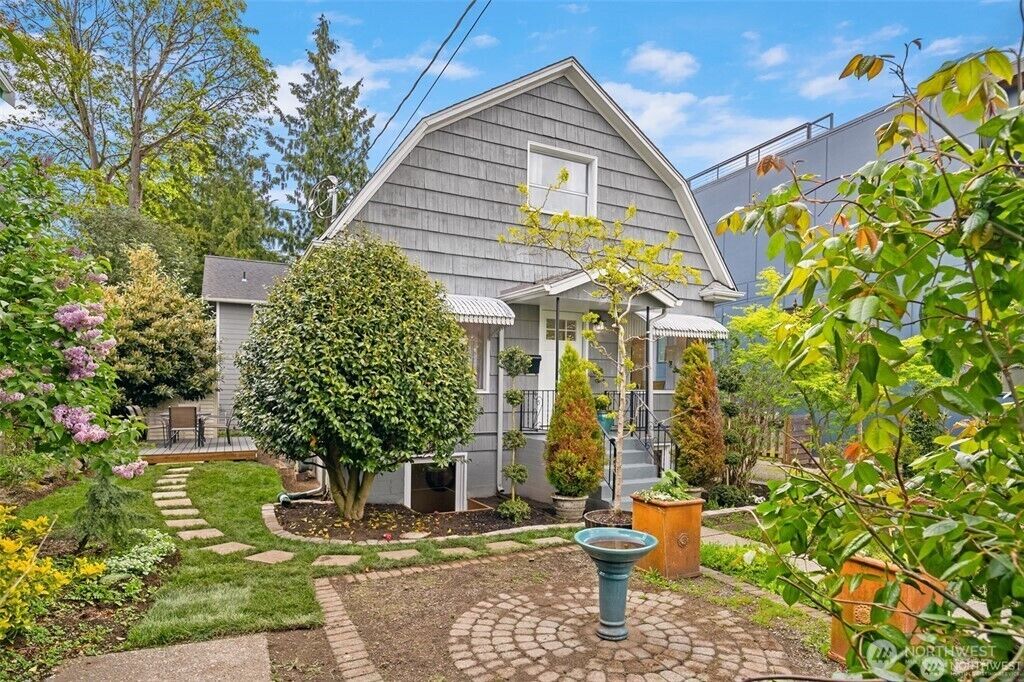 Property Photo:  5548  27th Avenue NE A  WA 98105 
