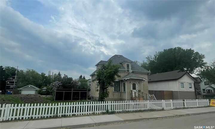 Property Photo:  419 18th Street W  SK S7L 1E4 