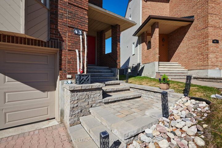 Property Photo: 43 Waterview Court ON K1V 0H5