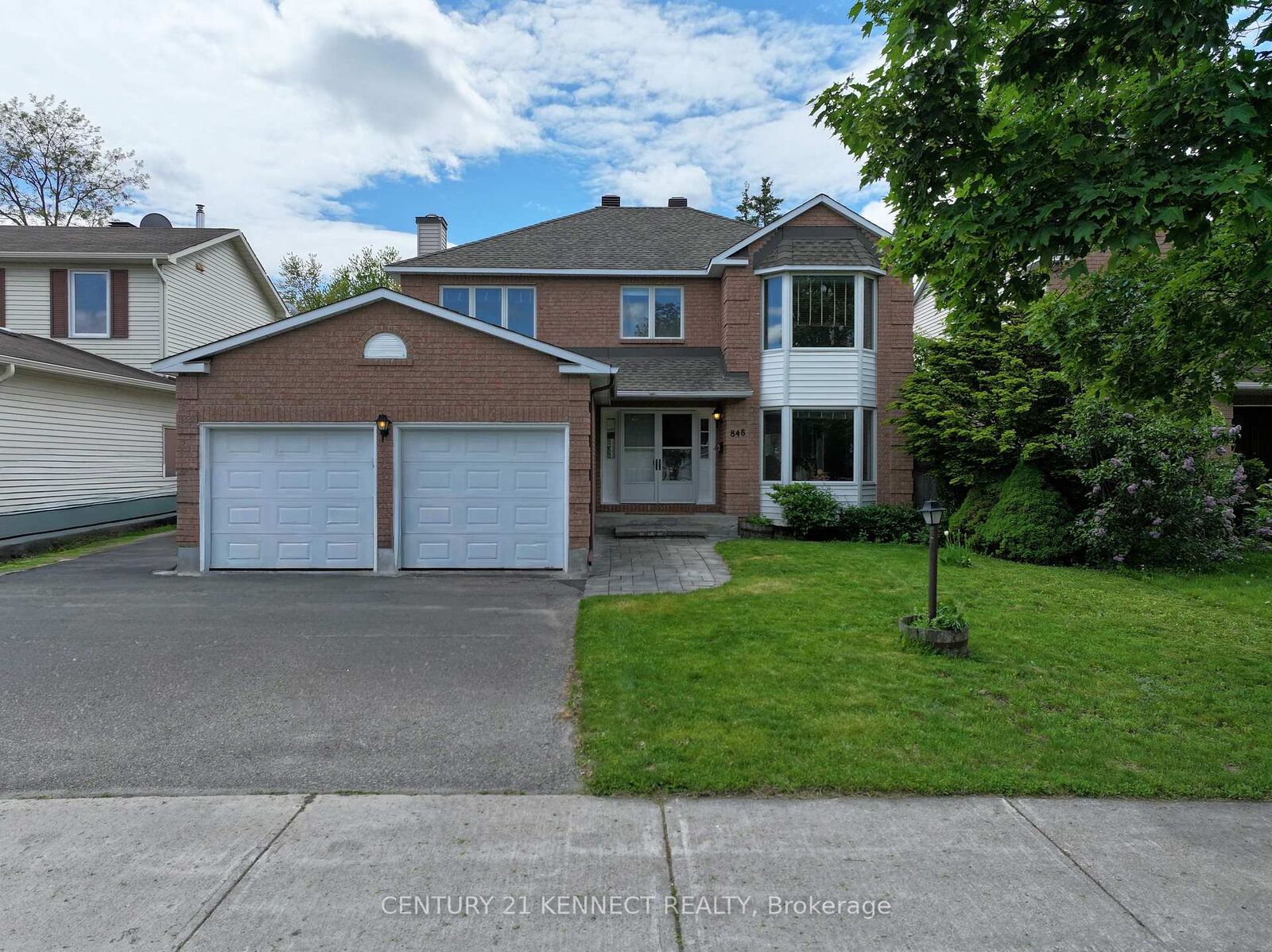 Property Photo: 848 Fairlawn Avenue ON K2A 4C2