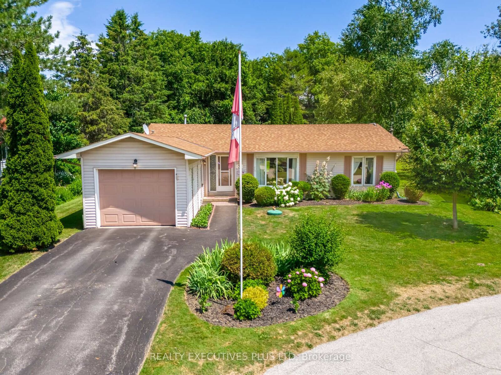 Property Photo: 3 Pineview Court ON L0G 1W0