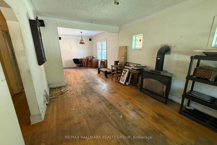 Property Photo: 142 Clarendon Avenue ON K1Y 0R5