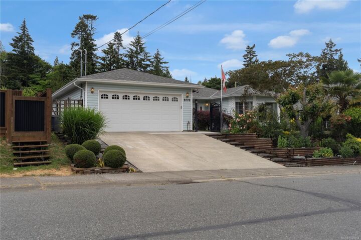 Property Photo:  8008 Glenhurst Dr N  BC V0R 1R0 