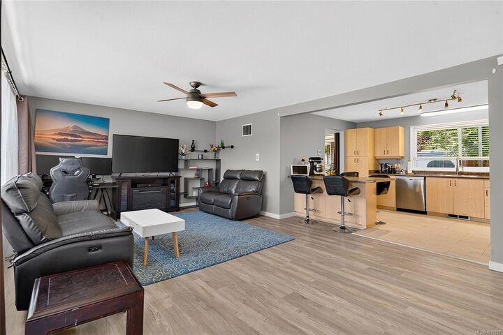 Property Photo: 375 Temple St BC V9P 1C9