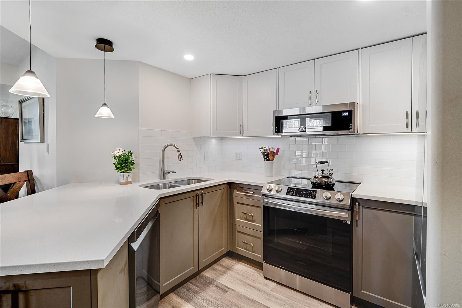 Property Photo:  930 Yates St #402  BC V8V 4Z3 