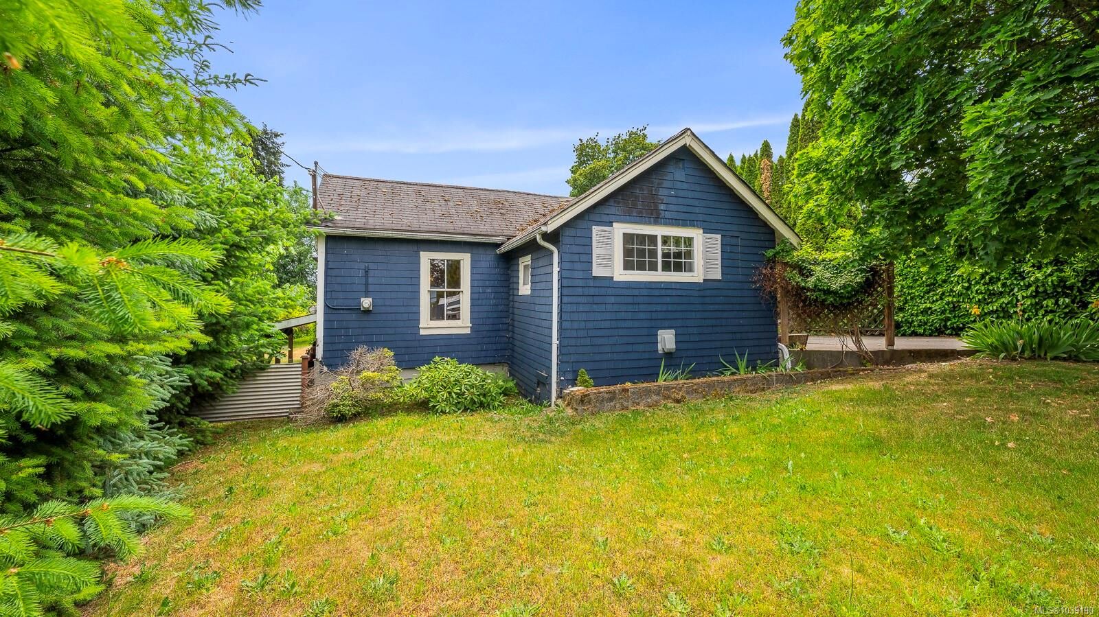 Property Photo:  3351 Crescent St  BC V0R 1S0 