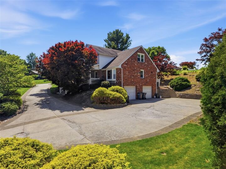 Property Photo:  2358 Golfview Dr  PA 15241 