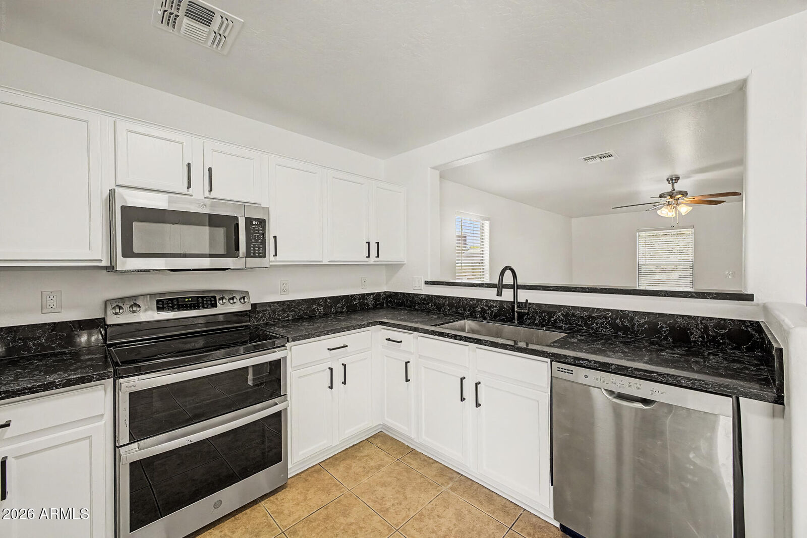 Property Photo:  2527 E Meadow Creek Way  AZ 85140 