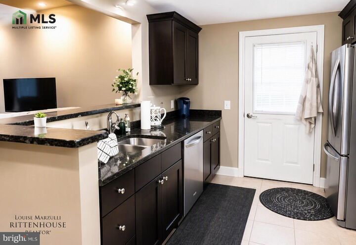 Property Photo:  1600 Arch Street 18 1910  PA 19103 
