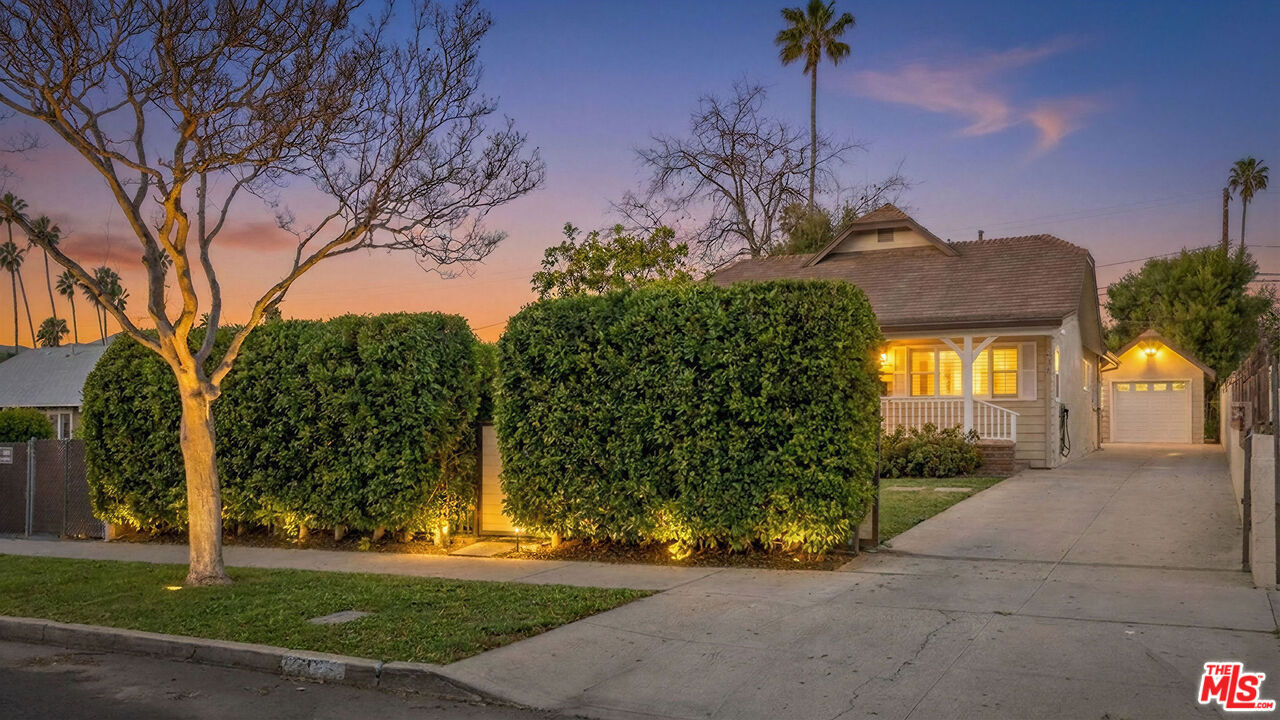 Property Photo:  2717 W Avenue 30  CA 90065 
