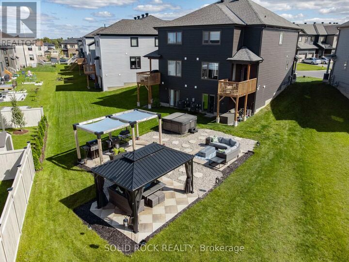 Property Photo:  335 Grackle Street  ON K1X 0G6 