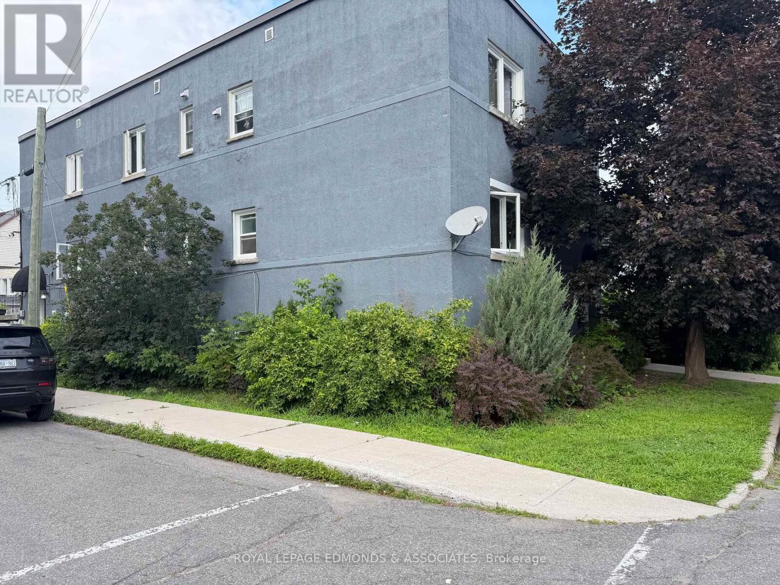 Property Photo:  329 Richelieu Avenue  ON K1L 6J7 