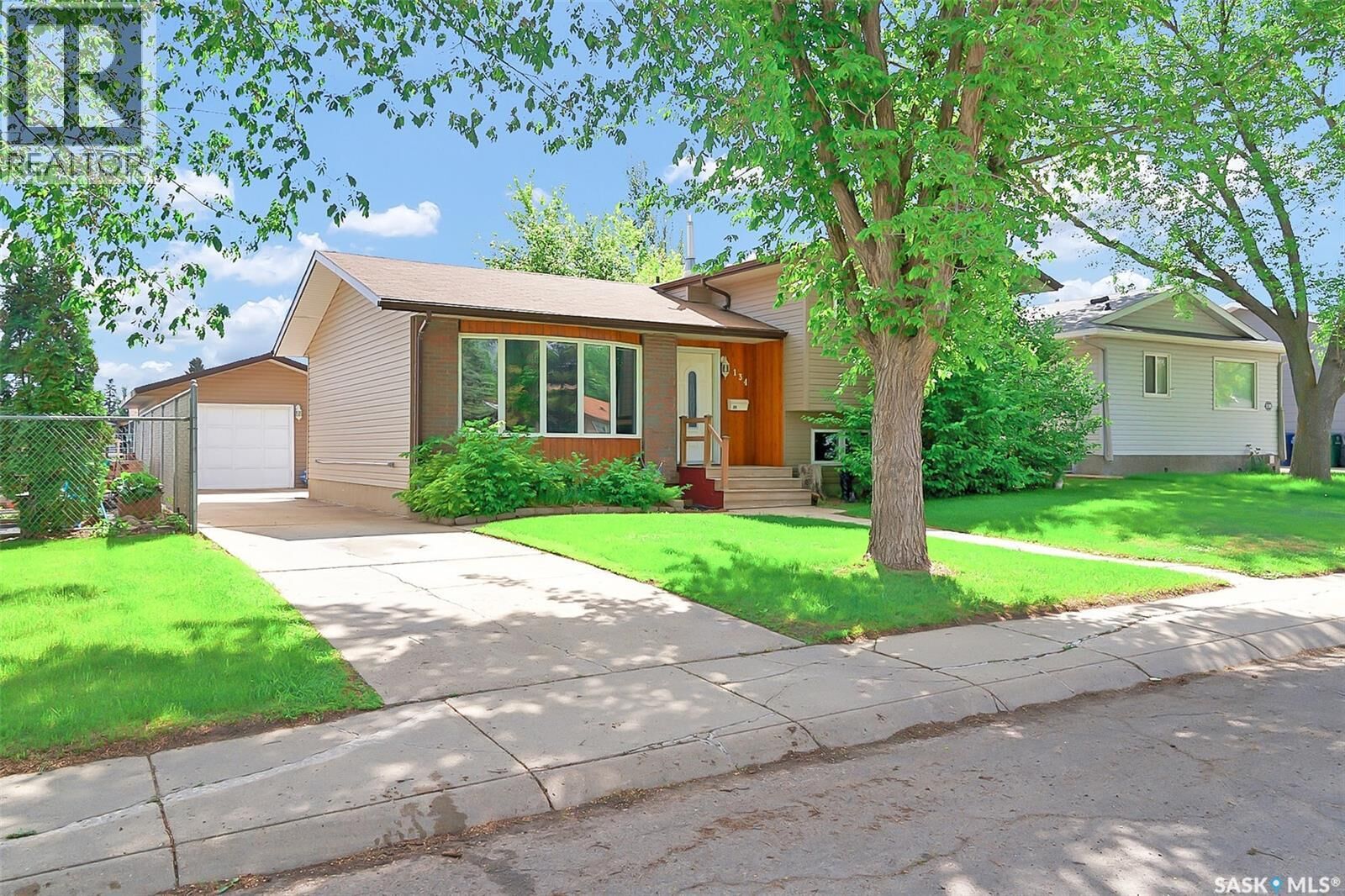 Property Photo:  134 Devonshire Crescent  SK S7L 5V7 