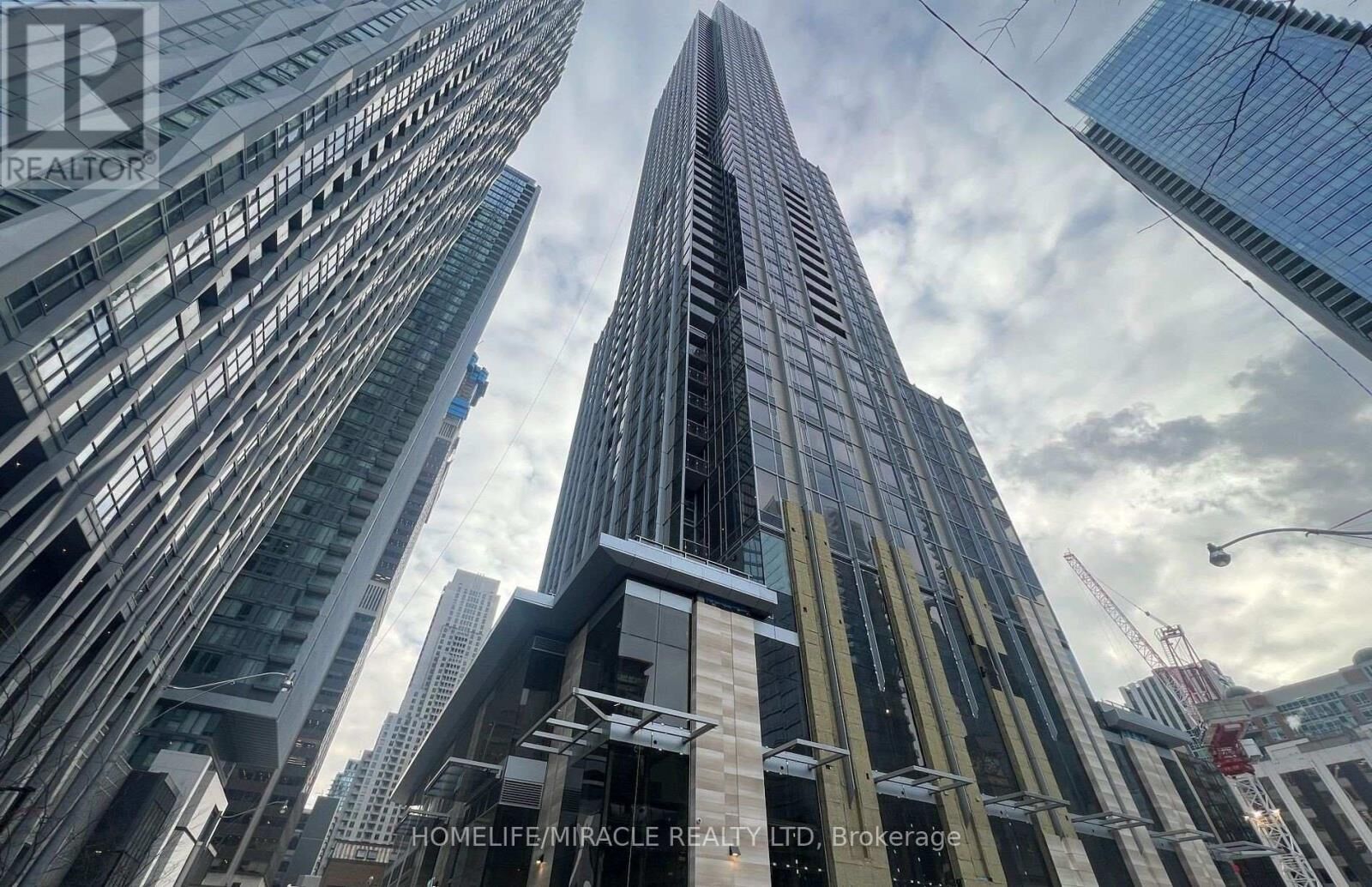 Property Photo:  11 Yorkville Avenue 2201  ON M4W 1L2 