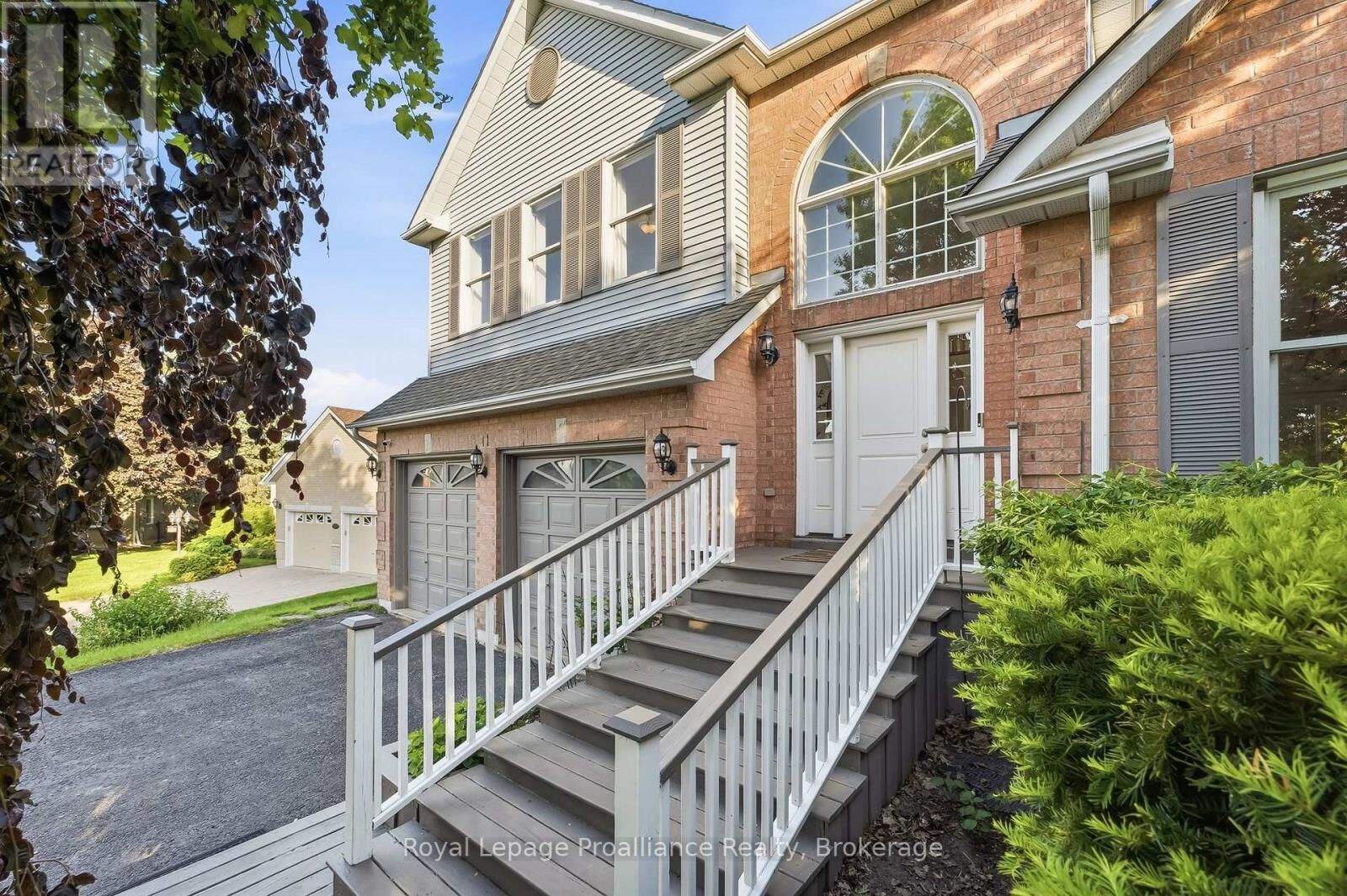 Property Photo:  11 Gibson Place  ON L1A 4G8 