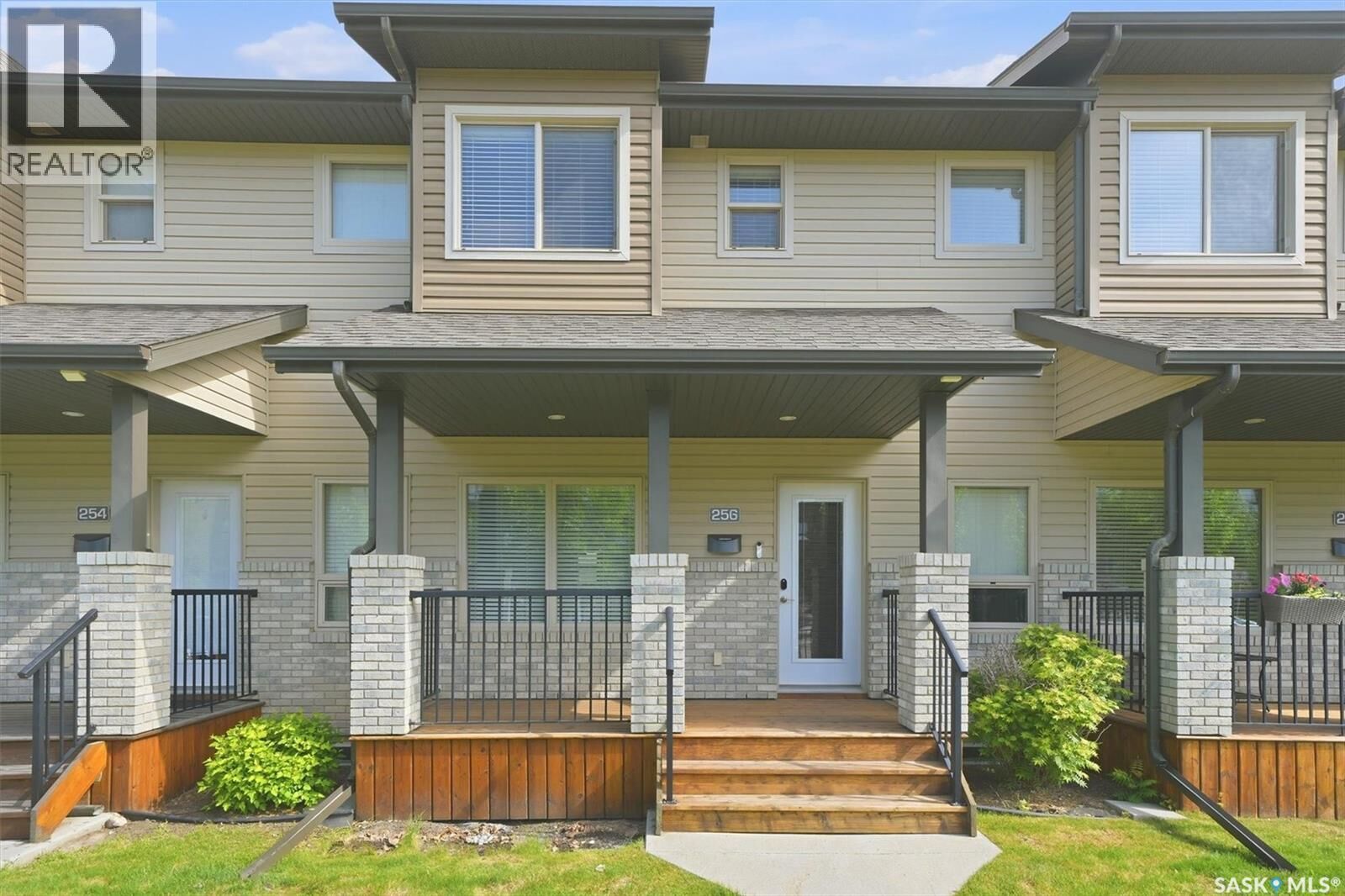 Property Photo: 256 Maningas Bend SK S7W 0P5