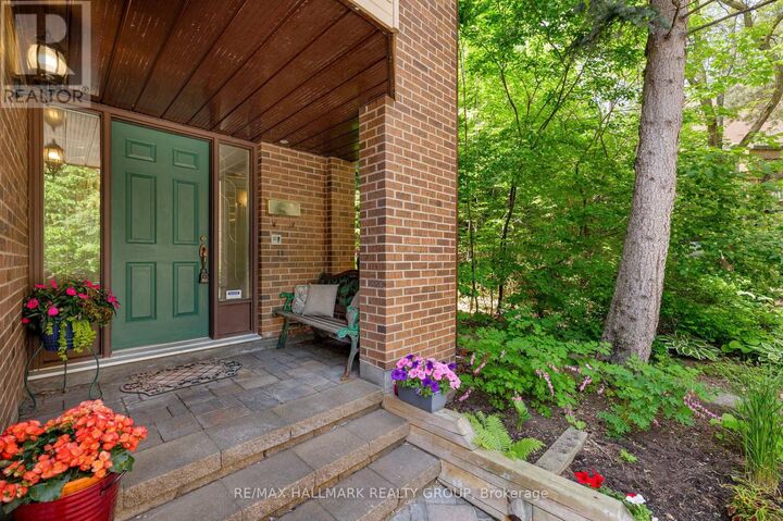 Property Photo: 12 Summershade Private 40 ON K1Y 4R2