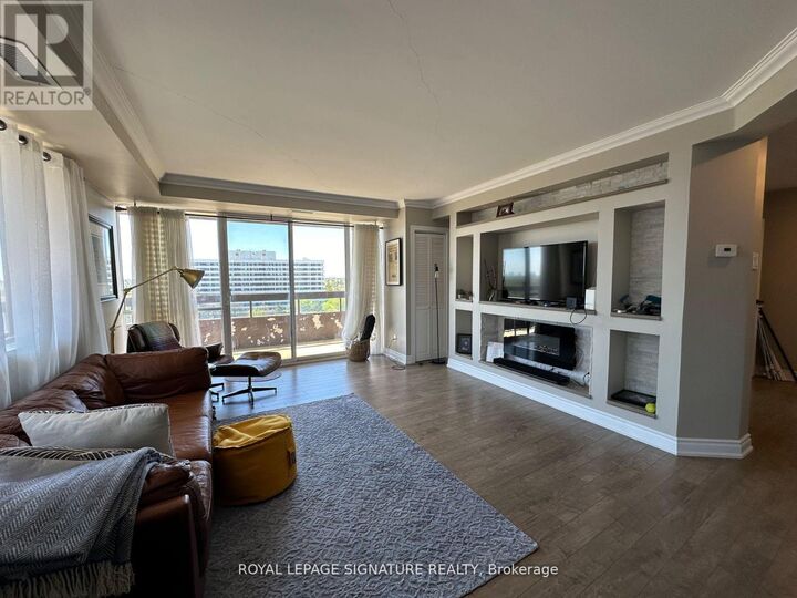 Property Photo:  8111 Yonge Street 1010  ON L3T 4V9 