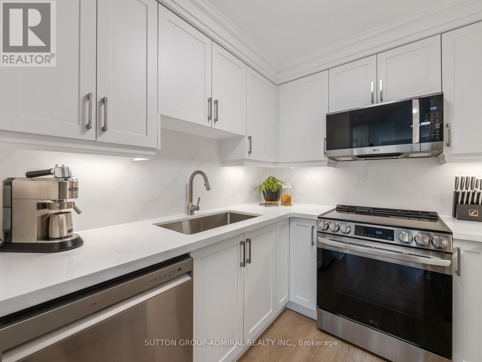 Property Photo:  35 Finch Avenue East 1112  ON M2N 6Z8 