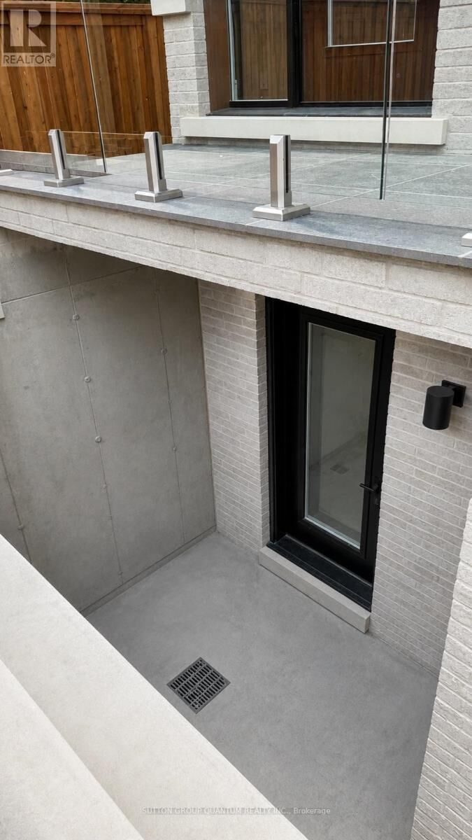 Property Photo:  43 Elmwood Avenue North #4  ON L5G 3K1 