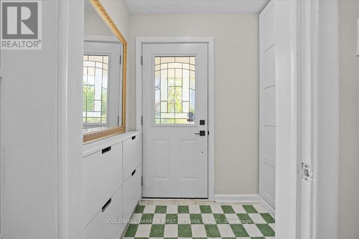 Photo de la propriété:  998 Mossdale Street  ON K2B 5S7 