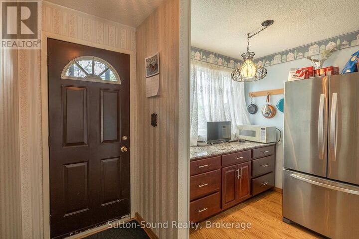 Property Photo:  82 Laurie Crescent 82  ON N4K 6C3 