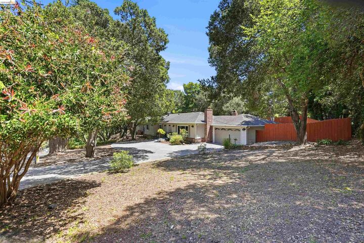 Property Photo:  4500 Oak Hill Rd  CA 94605 