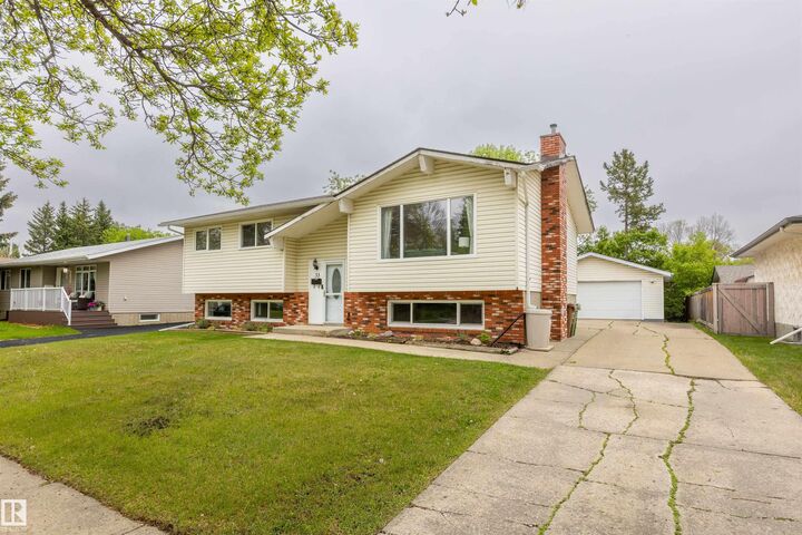 Property Photo:  33 Andrew Crescent  AB T8N 2V2 