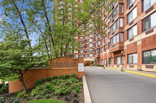 Property Photo:  100 Old Palisade Rd1613  NJ 07024 