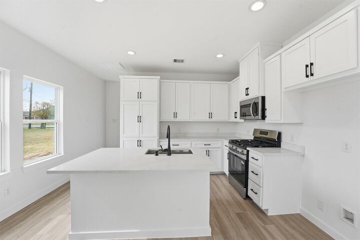 Property Photo:  524 N 4th Street  TX 77571 