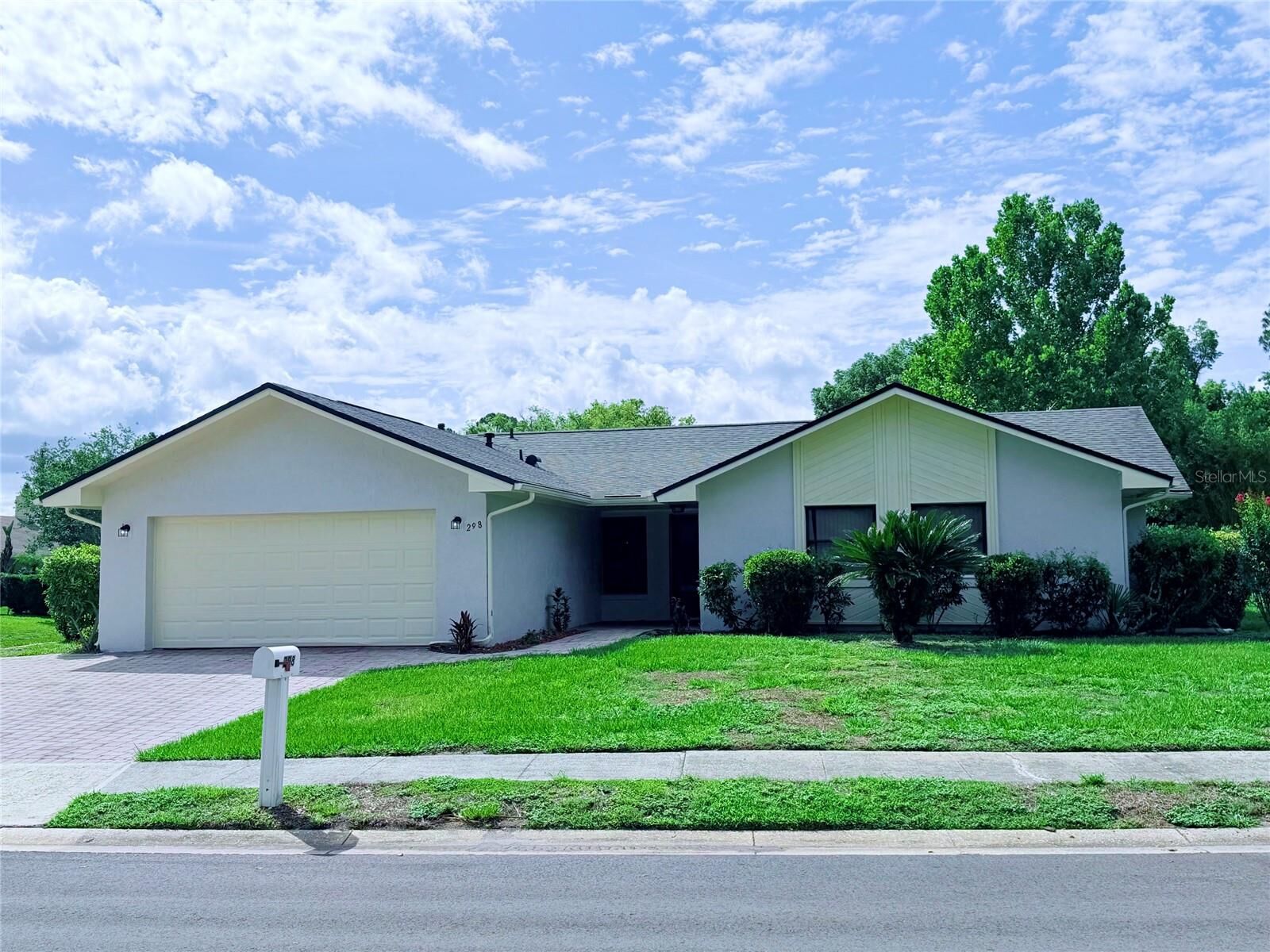 Property Photo: 298 Quail Court FL 32707