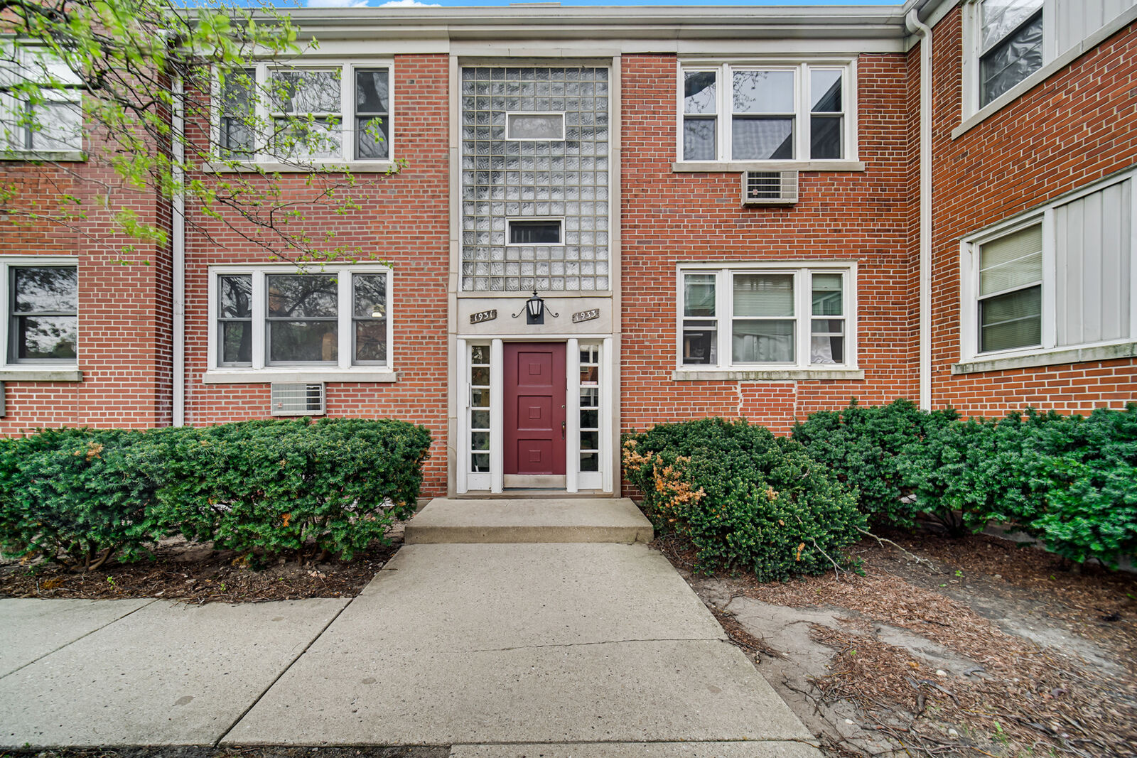Property Photo: 1931 W Albion Avenue 1 IL 60626