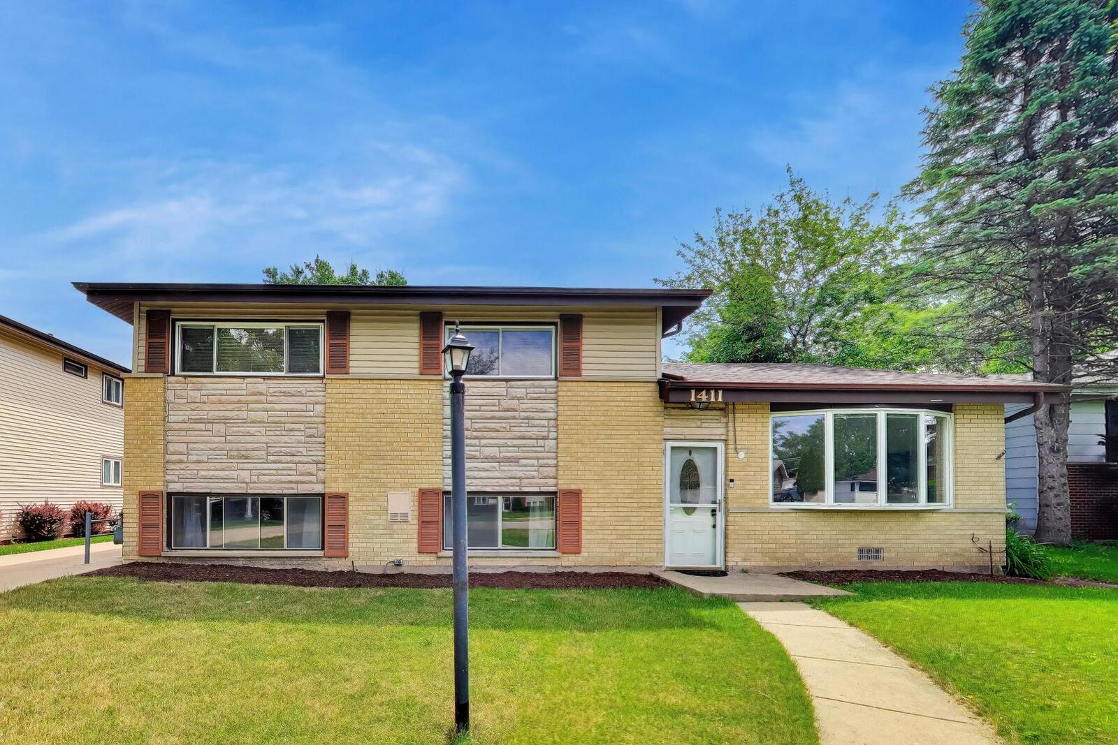 Property Photo: 1411 N Burnng Bush Lane IL 60056