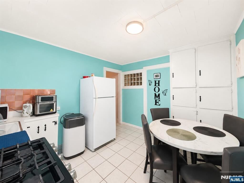 Property Photo:  522 Saddle River Road Apt 1  NJ 07663 