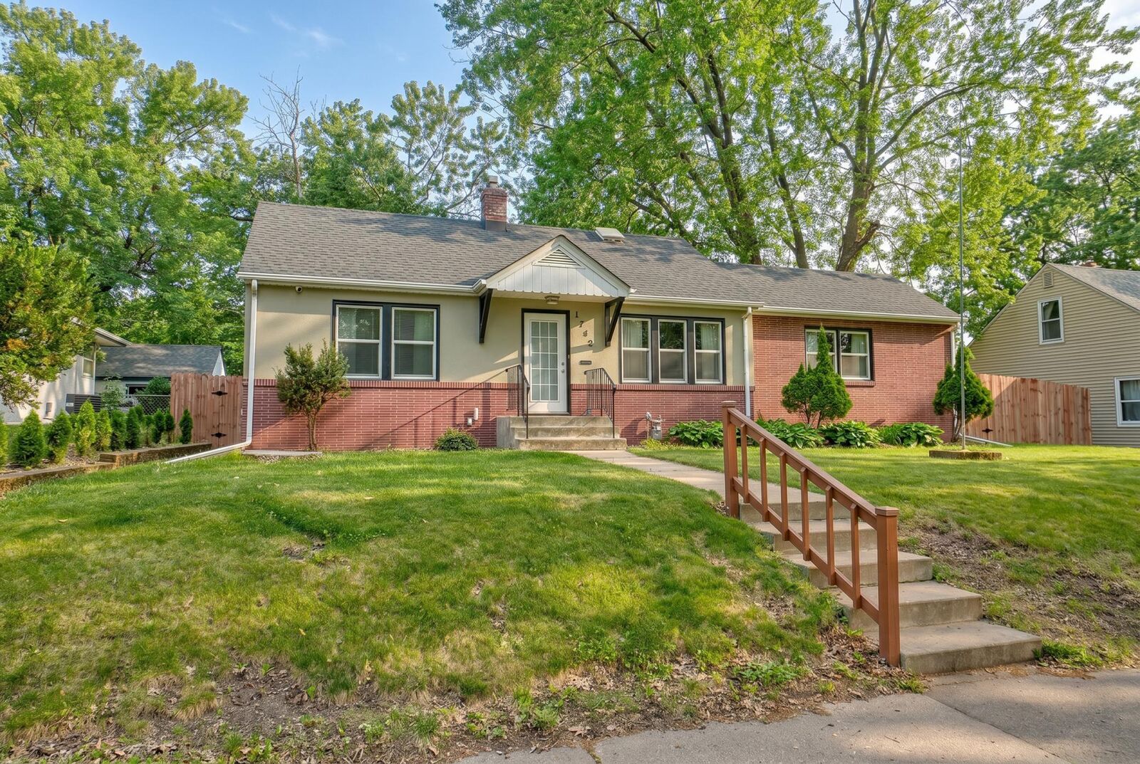 Property Photo: 1742 Nevada Avenue E MN 55106