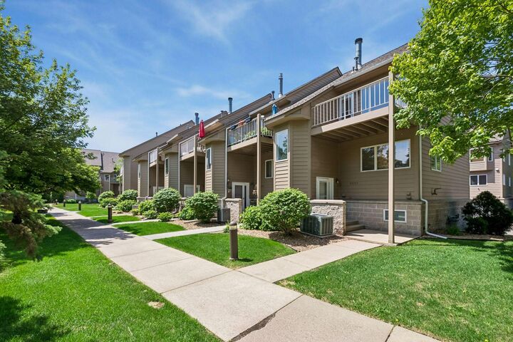 Property Photo: 2831 Kenwood Isles Dr MN 55408
