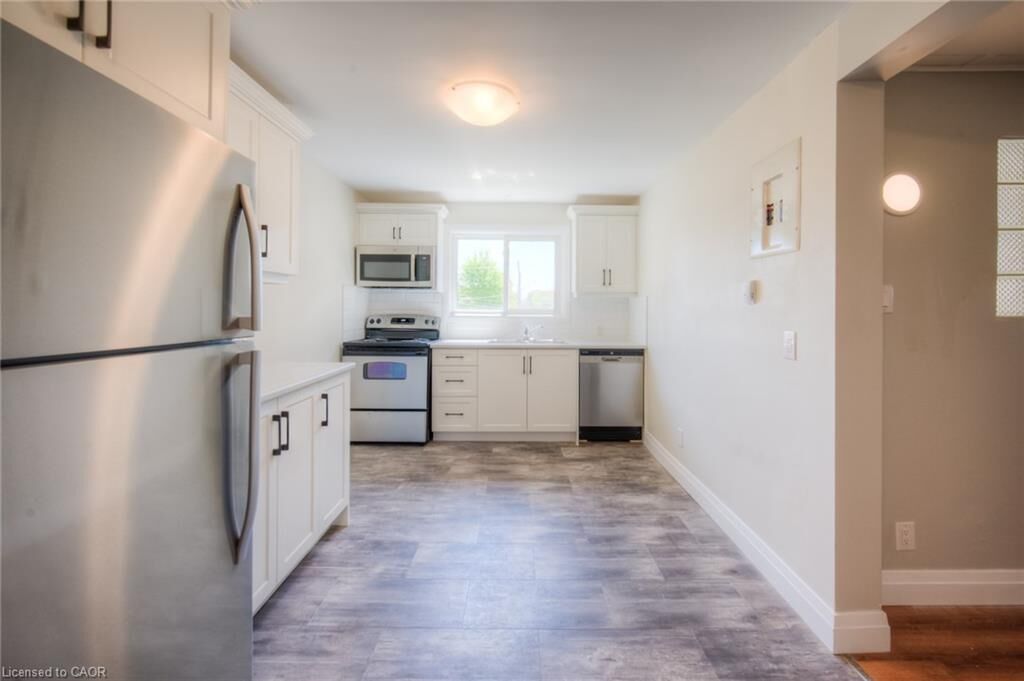 Property Photo:  158 Erb Street E 33  ON N2J 1M4 
