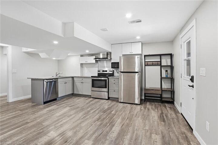 Property Photo:  43 Fleming Crescent Lower  ON N3W 0C3 