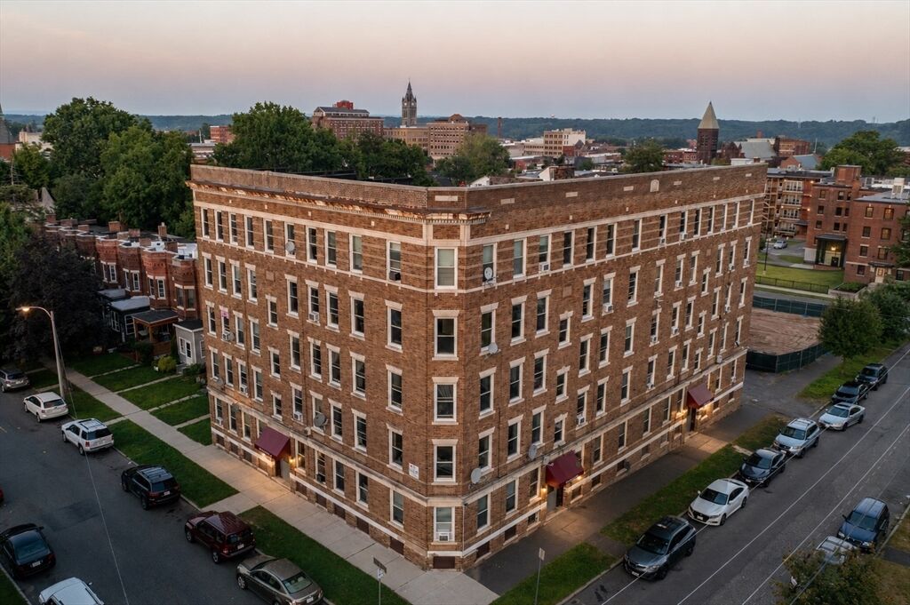 Property Photo: 212 Walnut Street 5R MA 01040